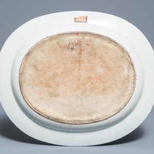 Two large Chinese famille rose armorial dishes, Qianlong — photo 3