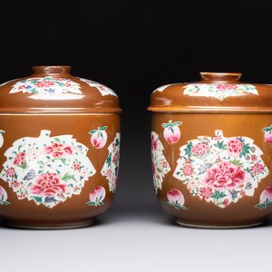 Two large Chinese famille rose capucin-ground covered bowls, Qianlong — photo 1