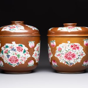 Two large Chinese famille rose capucin-ground covered bowls, Qianlong — photo 2