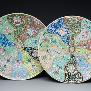 Two large Chinese famille rose dishes, one with a Qianlong mark, 19th C. — 照片 1