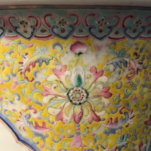 Two large Chinese famille rose jardinières, 19th C. — 照片 25