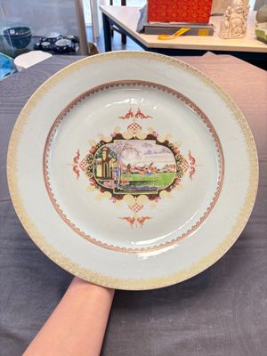 Two large Chinese Meissen-style export dishes with a hunting scene, Qianlong — 照片 1