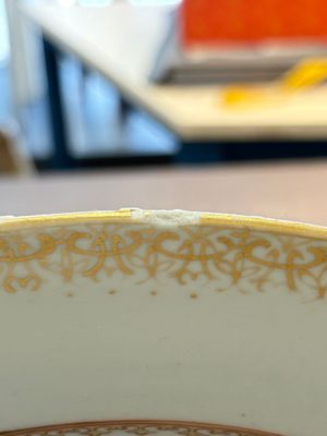 Two large Chinese Meissen-style export dishes with a hunting scene, Qianlong — 照片 11
