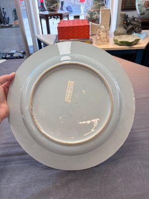 Two large Chinese Meissen-style export dishes with a hunting scene, Qianlong — 照片 12