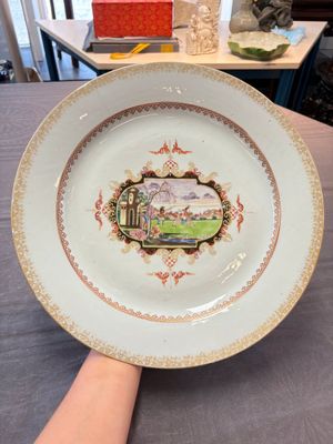 Two large Chinese Meissen-style export dishes with a hunting scene, Qianlong — 照片 6