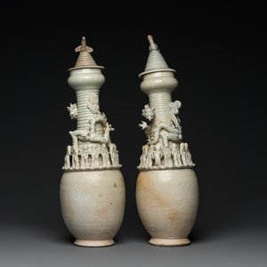 Two large Chinese qingbai-glazed covered urns with applied design, Song/Yuan — 照片 2