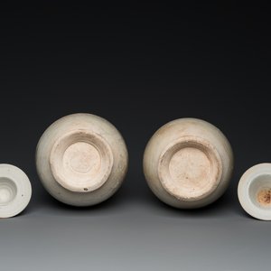 Two large Chinese qingbai-glazed covered urns with applied design, Song/Yuan — 照片 7