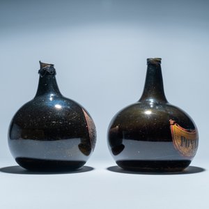 Two large dark green glass bottles with painted inscriptions, 17/18th C. — photo 1