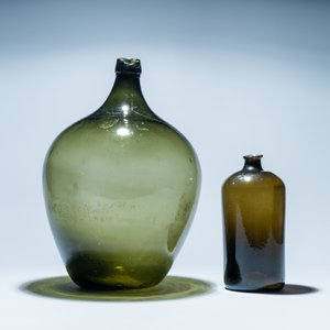 Two large green glass bottles, 18th C. — photo 3