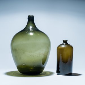 Two large green glass bottles, 18th C. — photo 4