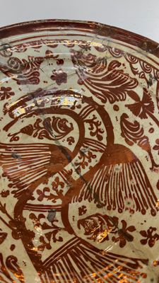 Two large Hispano-Moresque lustre-glazed dishes with a bird, Valencia or Manises, Spain, late 16th C. — 照片 3