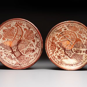 Two large Hispano-Moresque lustre-glazed dishes with a bird, Valencia or Manises, Spain, late 16th C. — 照片 1