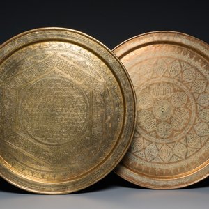 Two large Islamic Mamluk-style brass dishes, Egypt or Syria, 19th C. — 照片 1