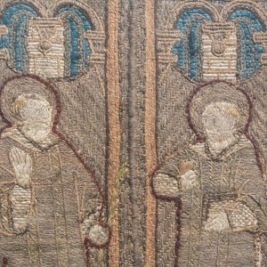 Two large linen, silk- and silverthread orphrey fragments depicting saints below arcatures, Spain, early 17th C. — 照片 5