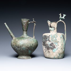 Two large Persian bronze ewers with bird-topped handles, Khorasan, Iran, 13/15th C. — photo 2