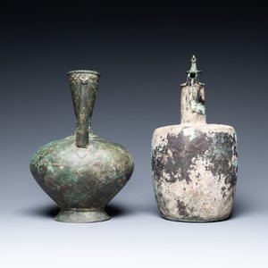 Two large Persian bronze ewers with bird-topped handles, Khorasan, Iran, 13/15th C. — photo 3