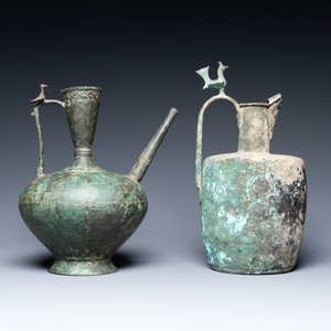 Two large Persian bronze ewers with bird-topped handles, Khorasan, Iran, 13/15th C. — photo 4