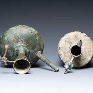 Two large Persian bronze ewers with bird-topped handles, Khorasan, Iran, 13/15th C. — photo 6