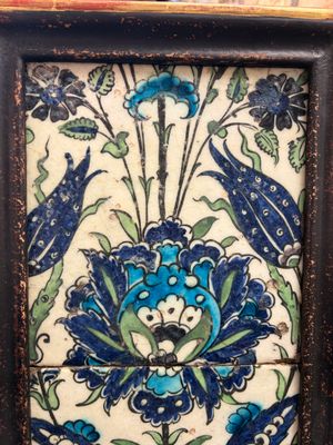 Two large polychrome Damascus pottery tiles with a flower — foto 1
