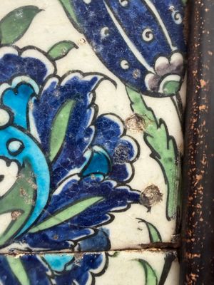 Two large polychrome Damascus pottery tiles with a flower — foto 3