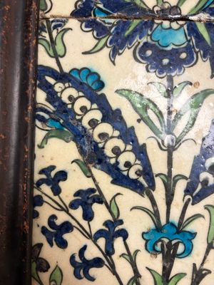 Two large polychrome Damascus pottery tiles with a flower — foto 6