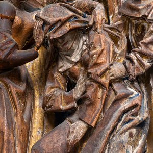Two large polychromed wood 'Crucifixion' retable fragments, probably Brabant, 15/16th C. — 照片 25