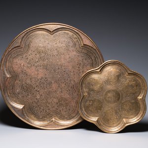 Two large Qajar engraved brass dishes, one with the portrait of Shah Abbas, Persia, early 20th C. — photo 1