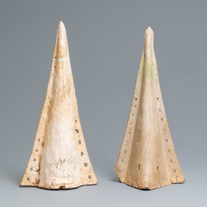 Two large triangular Thai Sawankhalok roof tile finials, 14/16th C. — 照片 4