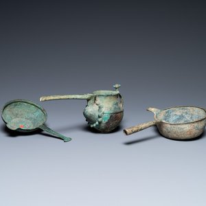 Two Luristan bronze pouring bowls and a spouted vessel, Iran, 1st millenium BC — 照片 1