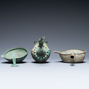 Two Luristan bronze pouring bowls and a spouted vessel, Iran, 1st millenium BC — 照片 3