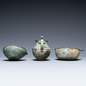 Two Luristan bronze pouring bowls and a spouted vessel, Iran, 1st millenium BC — 照片 5