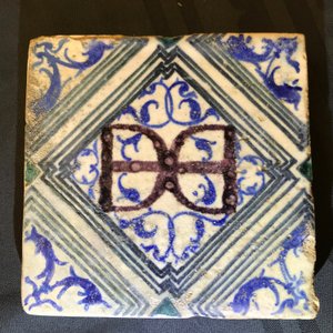 Two maiolica tiles from the castle of Oiron, France, 1545-1550 — 照片 3