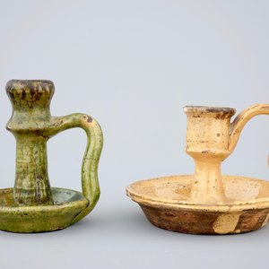 Two medieval tiles and two late medieval candlesticks, 16/17th C. — 照片 2