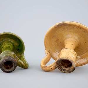Two medieval tiles and two late medieval candlesticks, 16/17th C. — 照片 6
