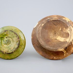 Two medieval tiles and two late medieval candlesticks, 16/17th C. — 照片 7