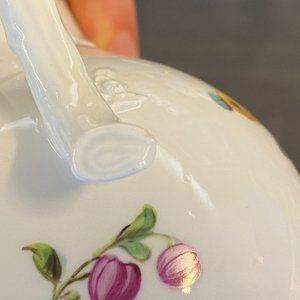 Two Meissen porcelain covered jugs with floral design, Germany, 18/19th C. — 照片 13