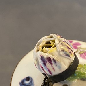 Two Meissen porcelain covered jugs with floral design, Germany, 18/19th C. — 照片 16