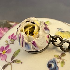 Two Meissen porcelain covered jugs with floral design, Germany, 18/19th C. — 照片 17