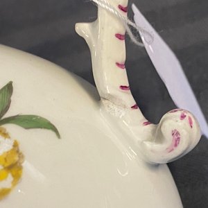 Two Meissen porcelain covered jugs with floral design, Germany, 18/19th C. — 照片 18