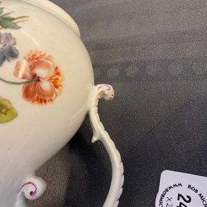 Two Meissen porcelain covered jugs with floral design, Germany, 18/19th C. — 照片 19