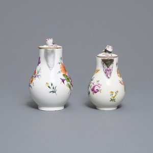 Two Meissen porcelain covered jugs with floral design, Germany, 18/19th C. — 照片 3