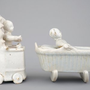 Two monochrome white Dutch Delft figures of children, 18th C. — 照片 5