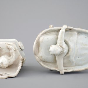 Two monochrome white Dutch Delft figures of children, 18th C. — 照片 6
