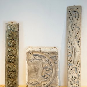 Two ornamental plaster casts and one moon plaque, 19/20th C., Bruges — 照片 1