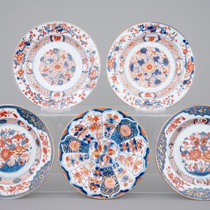 Two pairs and a single Chinese Imari and gilt plates, Qianlong, 18th C. — 照片 1