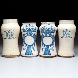 Two pairs of blue and white Spanish albarelli, Teruel and Talavera, 18th C. — 照片 1
