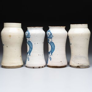 Two pairs of blue and white Spanish albarelli, Teruel and Talavera, 18th C. — 照片 2