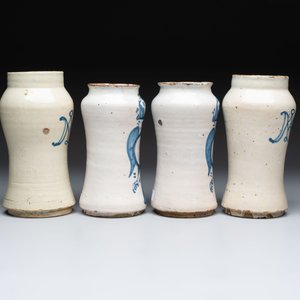 Two pairs of blue and white Spanish albarelli, Teruel and Talavera, 18th C. — 照片 4