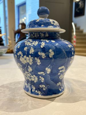 Two pairs of Chinese blue and white covered vases and a large covered vase, 19th C. — 照片 1