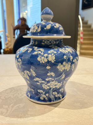 Two pairs of Chinese blue and white covered vases and a large covered vase, 19th C. — 照片 11